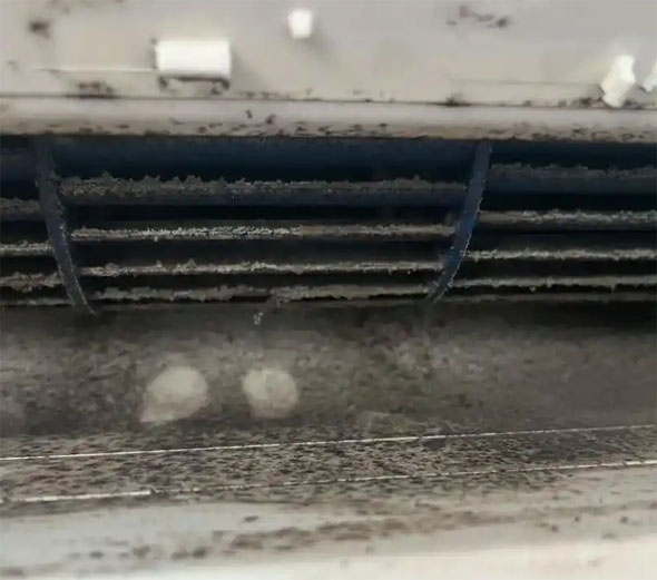 北关空调吹的风有股烧焦味是怎么回事